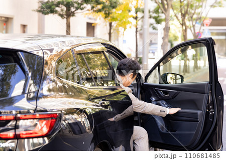 自動車　車　ビジネスマン　駐車 110681485