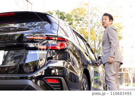 自動車　車　ビジネスマン　駐車 110681493