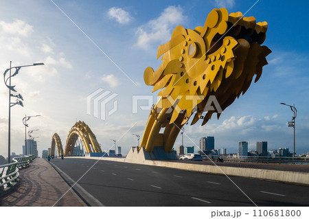 Dragon Bridge, the landmark of Da Nang crossing han river in vietnam 110681800