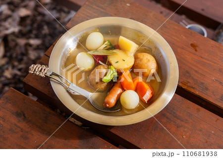 アウトドアで野菜スープ　pot-au-feu 110681938