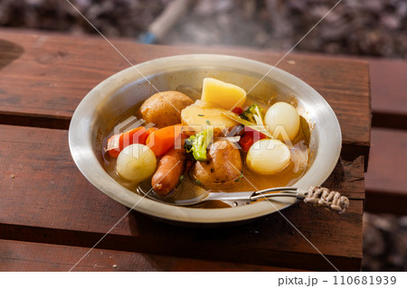 アウトドアで野菜スープ　pot-au-feu 110681939