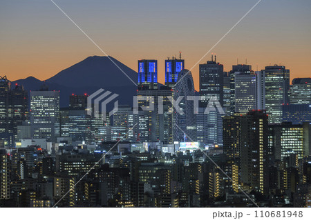 夕空に映える高層ビル群と富士山のシルエット　文京シビックセンターから望む新宿副都心方面の夜景　東京都 110681948