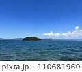 青い海に浮かぶ島 110681960