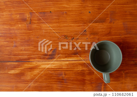 木目背景に空のコーヒーカップ 110682061