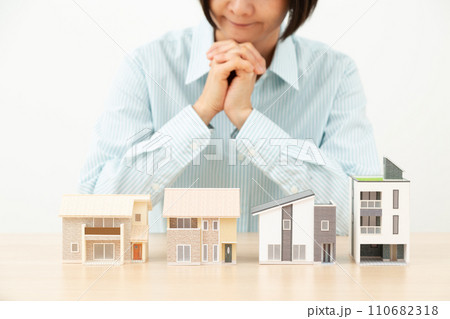 たくさんの家とミドル女性 110682318