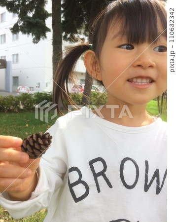 公園で遊ぶ女の子 110682342