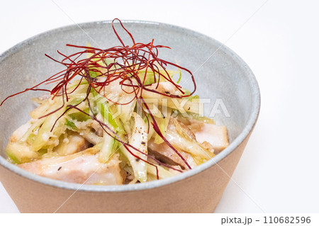 小鉢に盛られたネギチャーシュー 110682596