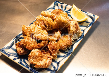 砂肝の唐揚げとカットレモン 砂肝の唐揚げとカットレモン 110682619