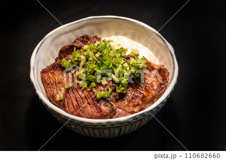 黒背景の牛タン丼 110682660