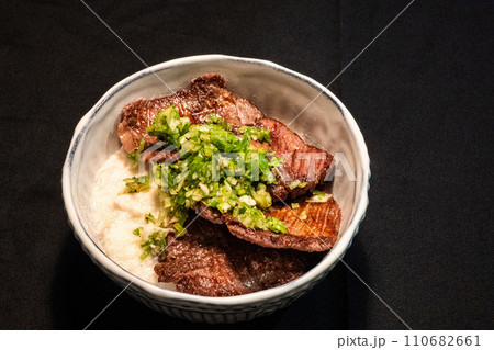 黒背景の牛タン丼 110682661
