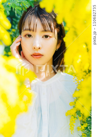 ミモザに囲まれる若い女性 ミモザに囲まれる若い女性 110682735
