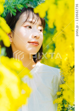 ミモザに囲まれる若い女性 ミモザに囲まれる若い女性 110682736