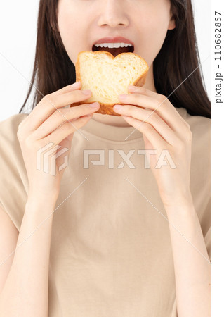 パンを食べる女性 パンを食べる女性 110682857