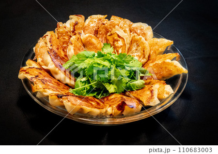 黒背景のパクチー餃子 110683003