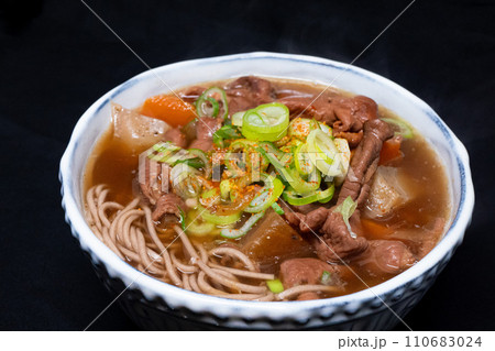 黒背景のもつ煮蕎麦 110683024