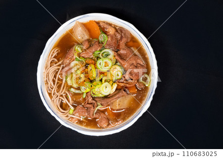 黒背景のもつ煮蕎麦 110683025