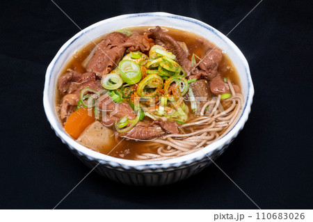 黒背景のもつ煮蕎麦 黒背景のもつ煮蕎麦 110683026