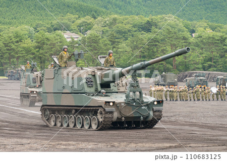 走行する陸上自衛隊99式自走155mm榴弾砲 110683125