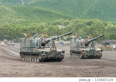 走行する陸上自衛隊99式自走155mm榴弾砲 110683129