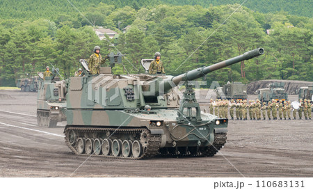 走行する陸上自衛隊99式自走155mm榴弾砲 走行する陸上自衛隊99式自走155mm榴弾砲 110683131