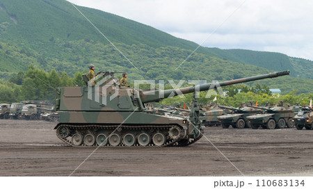 走行する陸上自衛隊99式自走155mm榴弾砲 110683134