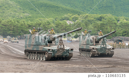 走行する陸上自衛隊99式自走155mm榴弾砲 110683135