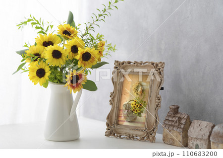 ミニひまわりのフラワーアレンジと写真立て 110683200