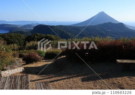 大野岳公園の茶寿階段から見る開聞岳 110683226