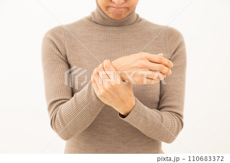 手首の関節痛に苦しむミドル女性 110683372