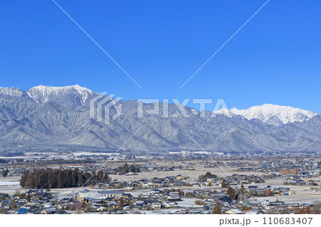 冬の安曇野と北アルプス 110683407