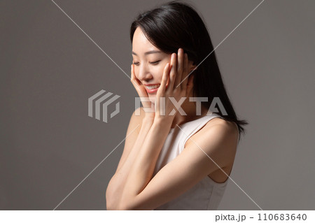 頬を触る女性　アジアンビューティー 110683640