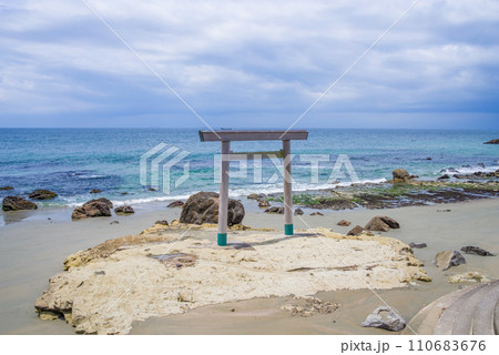 《知多半島・つぶてヶ浦》海岸の鳥居 《知多半島・つぶてヶ浦》海岸の鳥居 110683676