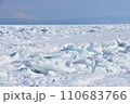 押し寄せる流氷 110683766