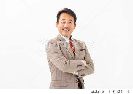 ビジネス　男性　ポートレート　白バック 110684111