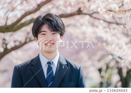 桜並木と新入生 入学卒業新生活イメージ 男性「AI生成画像」 110684685