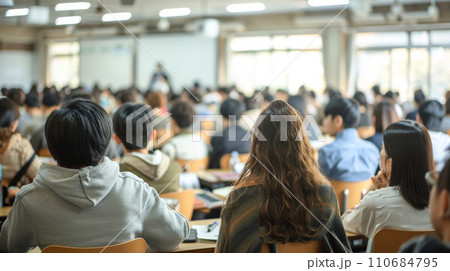 大学で講義を聴く学生 大学で講義を聴く学生 110684795