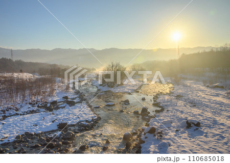 朝日と松川の絶景【北安曇郡白馬村】 110685018