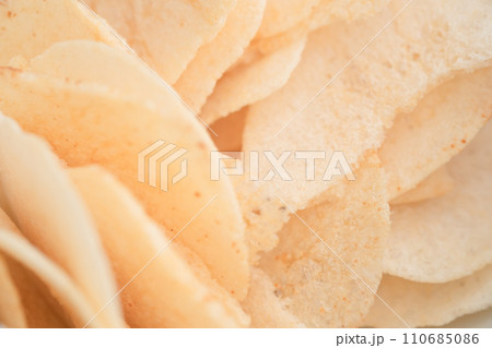 ノンフライ製法のポテトチップス　しお味 110685086