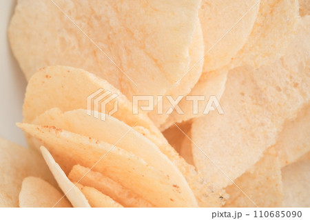 ノンフライ製法のポテトチップス　しお味 110685090