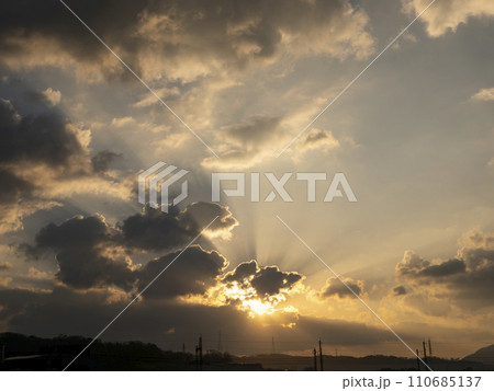 オレンジ色に輝く朝焼けの空 オレンジ色に輝く朝焼けの空 110685137