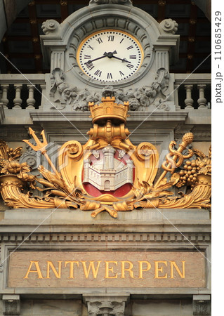 アントウェルペン中央駅の駅標と大時計（ベルギー アントウェルペン） 110685429