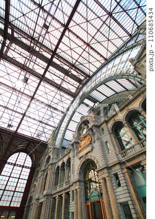 鉄道の大聖堂とも呼ばれるアントウェルペン中央駅（ベルギー アントウェルペン） 110685434