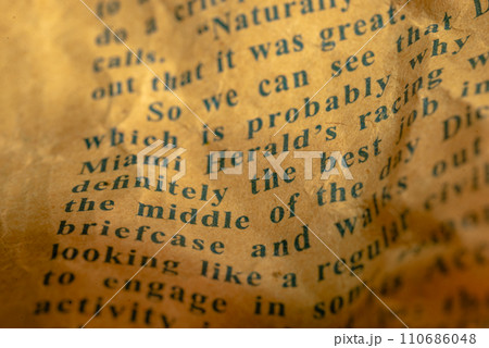 しわくちゃの英字新聞 しわくちゃの英字新聞 110686048