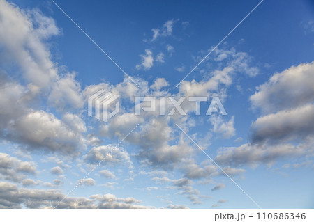 青空の天空に浮く雲の造形【背景素材】 青空の天空に浮く雲の造形【背景素材】 110686346