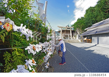 北九州市関門海峡の守護神和布刈神社で御神籤を結ぶ人 北九州市関門海峡の守護神和布刈神社で御神籤を結ぶ人 110686454