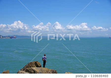 北九州市の関門海峡で海釣りを楽しむ人物 110686460