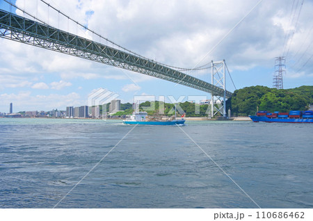 北九州市門司区の和布刈神社から関門橋を見上げる 110686462