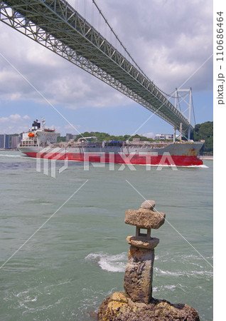 福岡県北九州市門司区の和布刈神社から関門橋を見上げる 110686464
