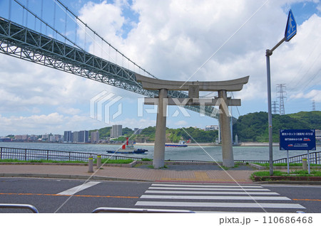福岡県北九州市門司区の和布刈神社から関門橋を見上げる 110686468