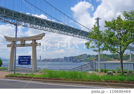 福岡県北九州市門司区の和布刈神社から関門橋を見上げる 110686469